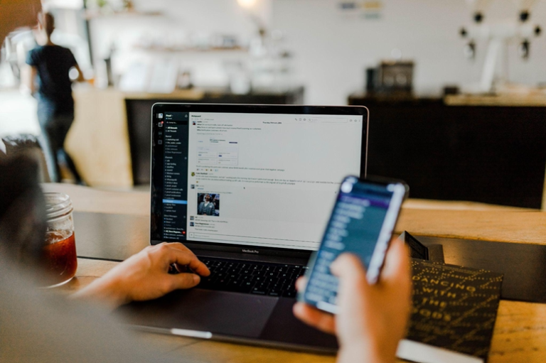 What are the benefits of using React headless CMS?