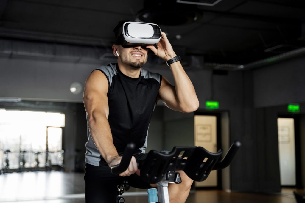 Как стать vr. VR фитнес. Парень в тренажерном зале в VR очках. Фоткались вместо тренировки. Фиджитал спорт.